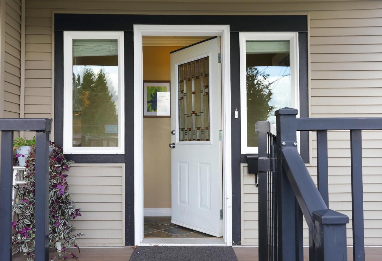 Lovely J Home -Stunning River View Cozy Two Bedroom Private Suite New Westminster Exterior foto