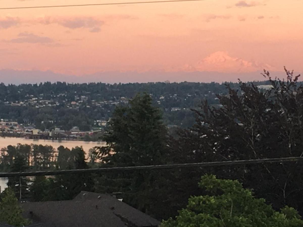 Lovely J Home -Stunning River View Cozy Two Bedroom Private Suite New Westminster Exterior foto