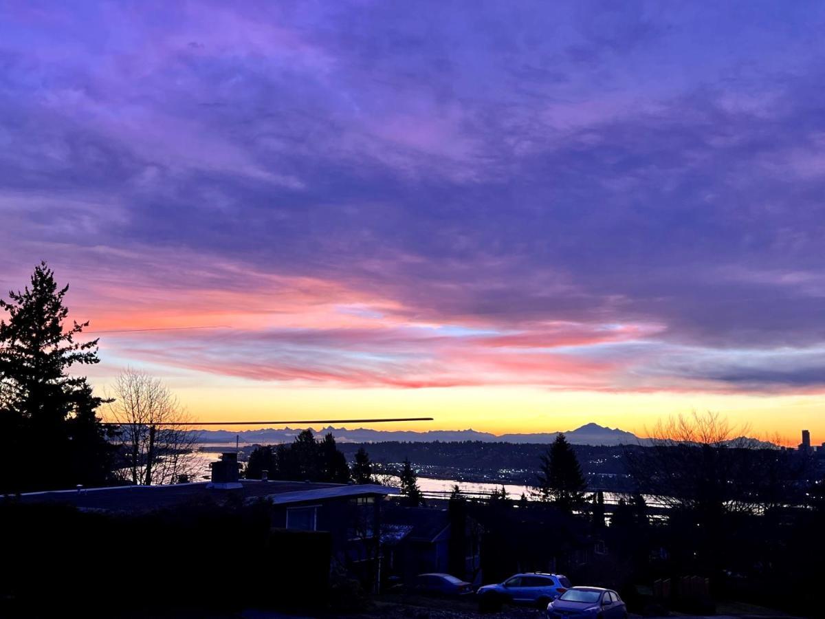 Lovely J Home -Stunning River View Cozy Two Bedroom Private Suite New Westminster Exterior foto
